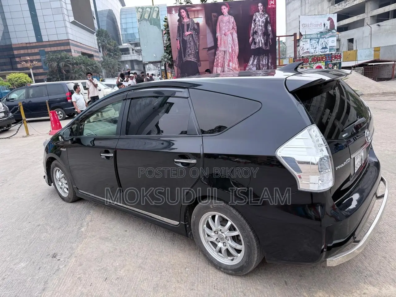 Toyota Prius Five 4-door Hatchback (1.8-liter 4-cylinder gas/electric hybrid CVT)