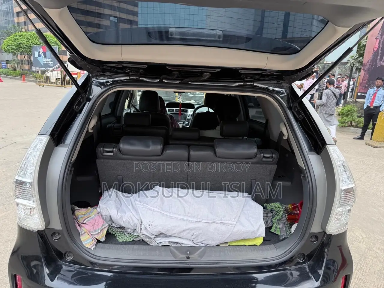 Toyota Prius Five 4-door Hatchback (1.8-liter 4-cylinder gas/electric hybrid CVT)