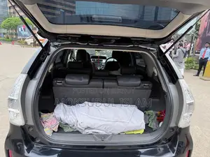 Toyota Prius Five 4-door Hatchback (1.8-liter 4-cylinder gas/electric hybrid CVT)