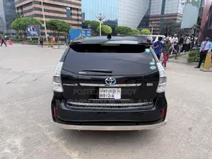 Toyota Prius Five 4-door Hatchback (1.8-liter 4-cylinder gas/electric hybrid CVT)