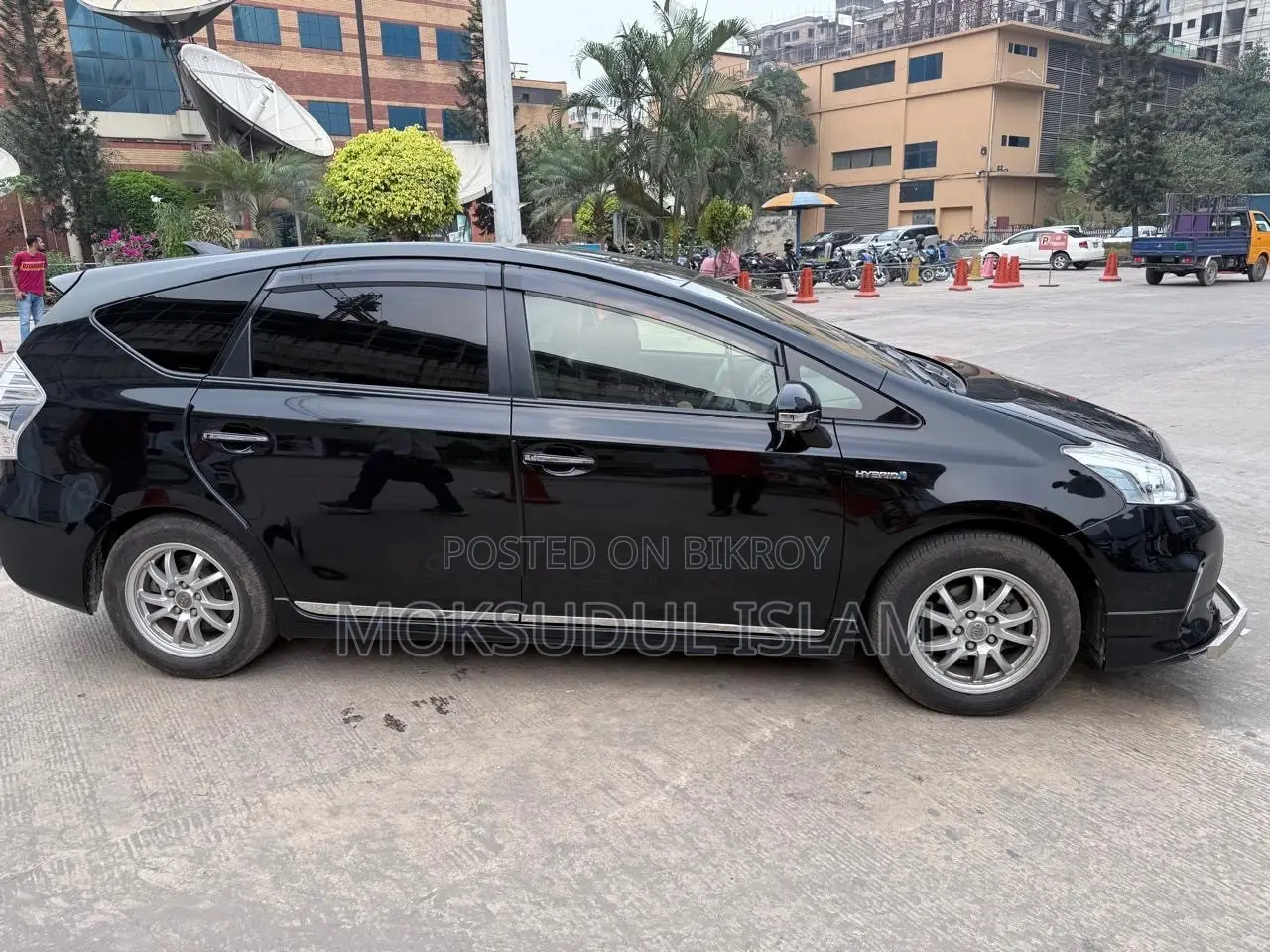 Toyota Prius Five 4-door Hatchback (1.8-liter 4-cylinder gas/electric hybrid CVT)