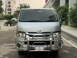 টয়োটা হাইয়েস ২০১৬ সিলভার