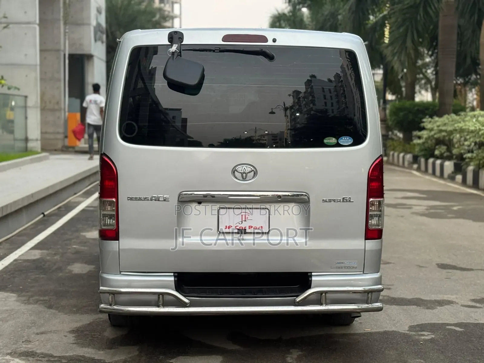 টয়োটা হাইয়েস ২০১৬ সিলভার