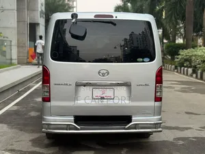 টয়োটা হাইয়েস ২০১৬ সিলভার