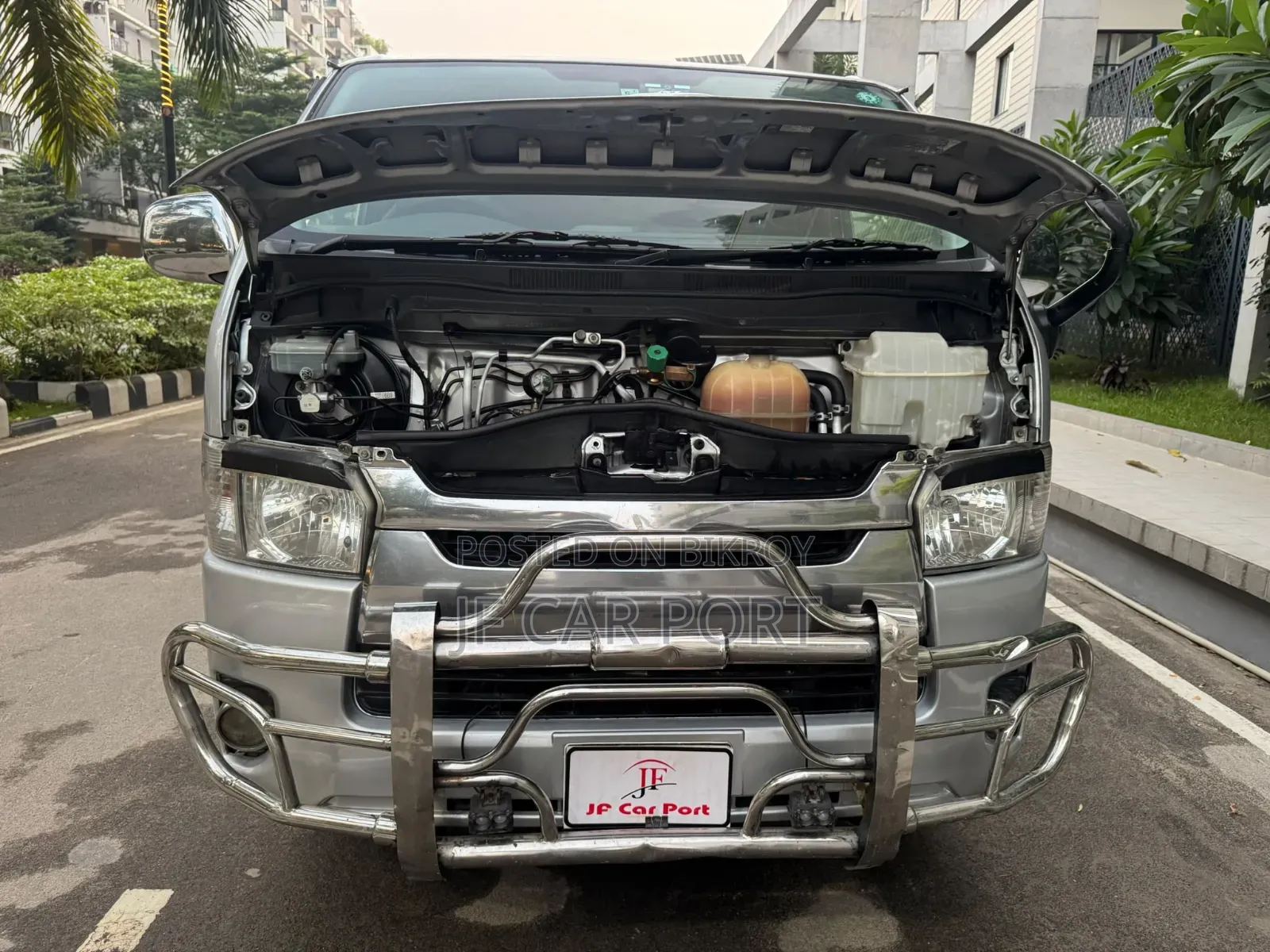 টয়োটা হাইয়েস ২০১৬ সিলভার