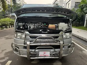 টয়োটা হাইয়েস ২০১৬ সিলভার