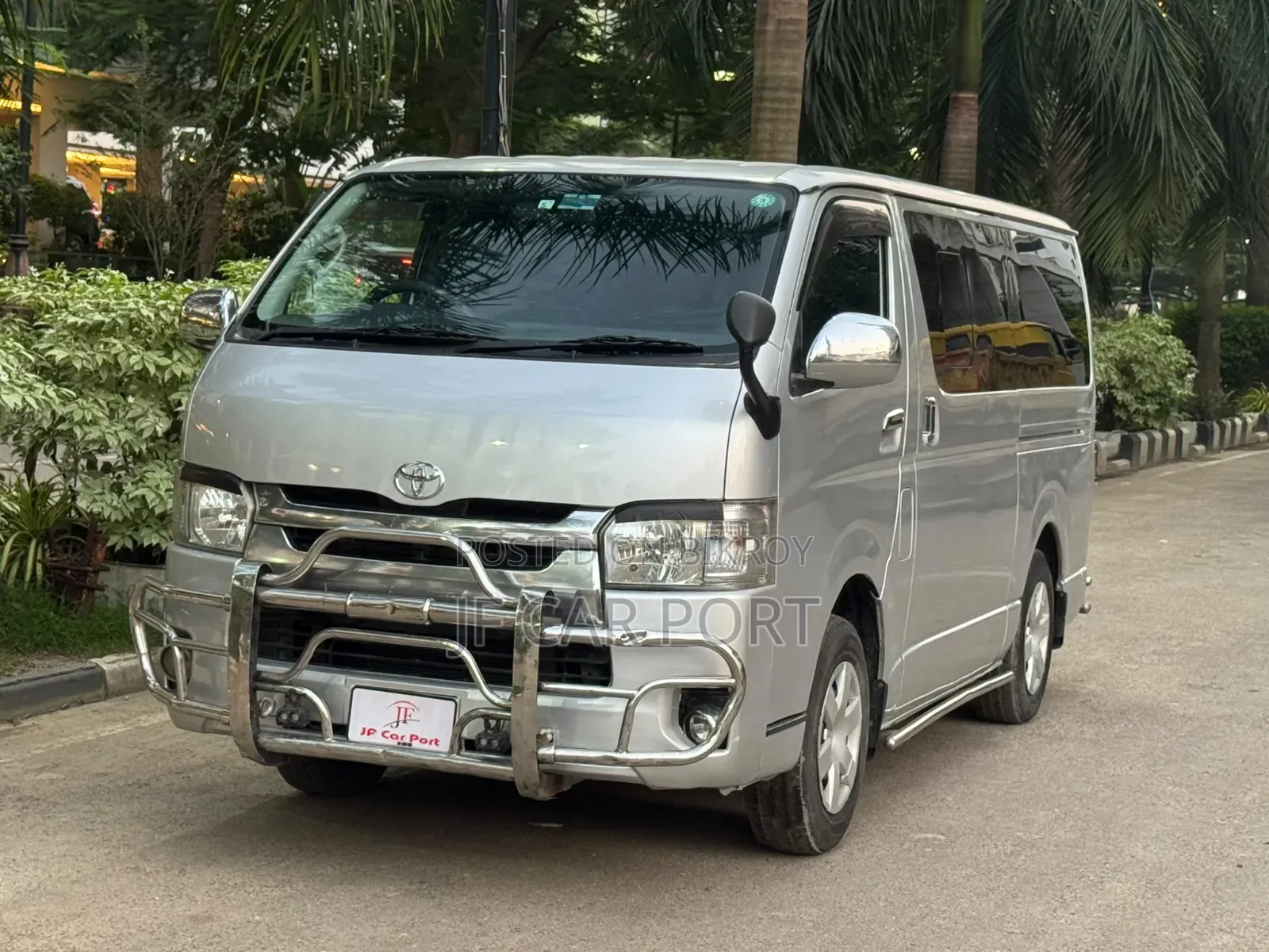 টয়োটা হাইয়েস ২০১৬ সিলভার