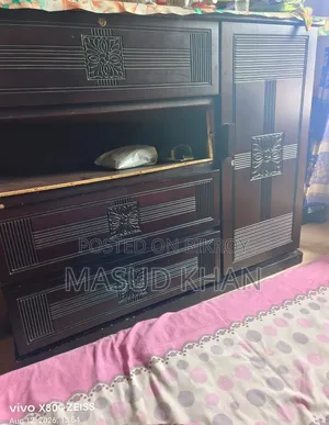একটি ওয়ারড্রব বিক্রি হবে