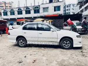 টয়োটা করোল্লা ১৯৯৩ সাদা
