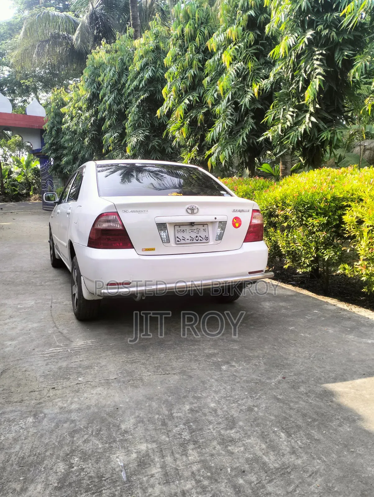 টয়োটা করোল্লা ২০০৪ সাদা