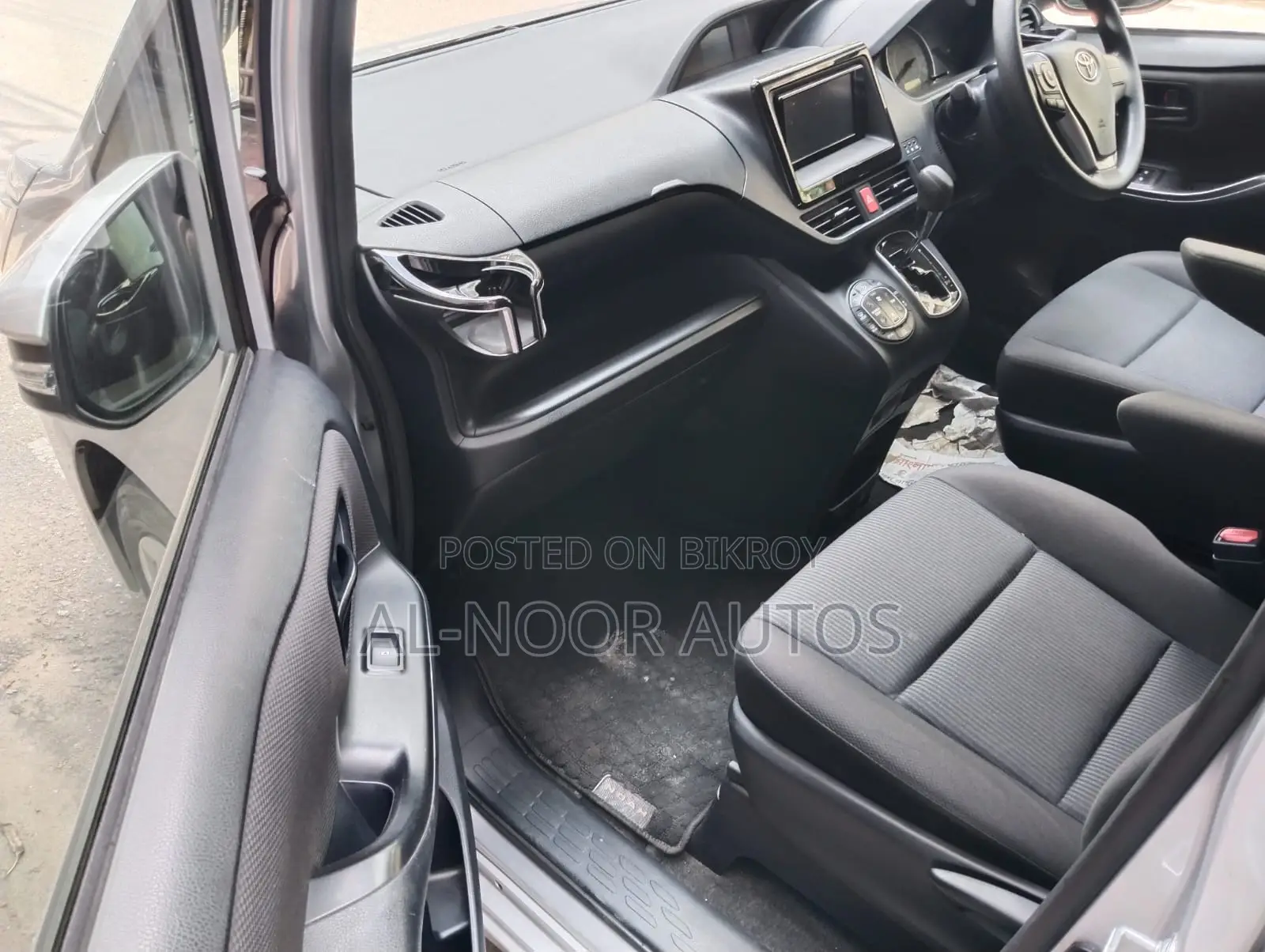Toyota Noah 2.0 FWD (8 Seater) 2021 Silver