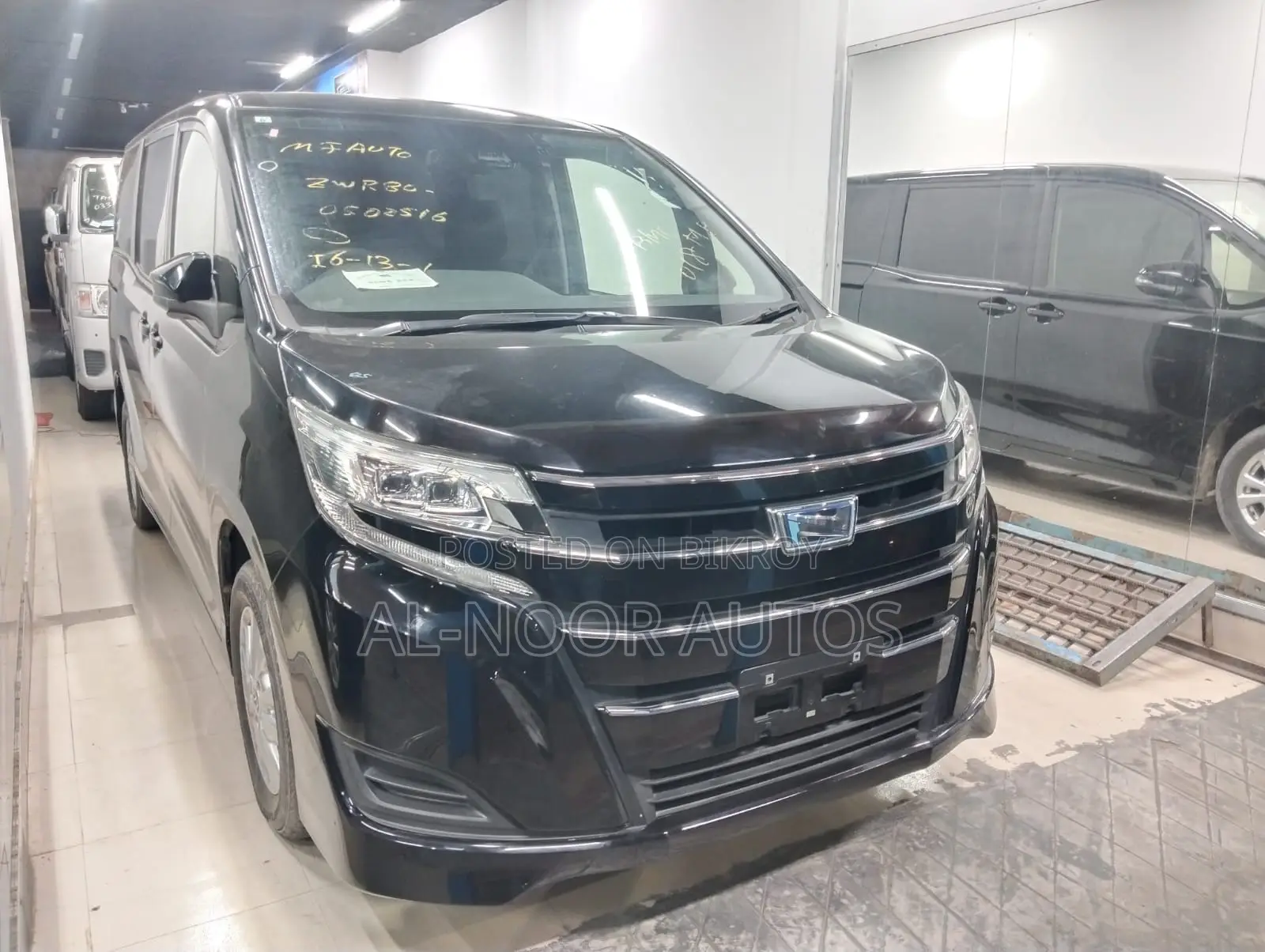 Toyota Noah 1.8 Front-Wheel Drive Hybrid (7 Seater) 2021 Black