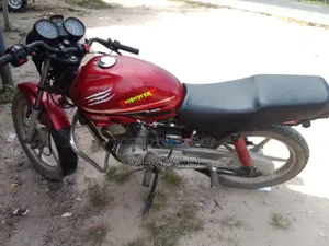 Yamaha YBR125 2006 Red