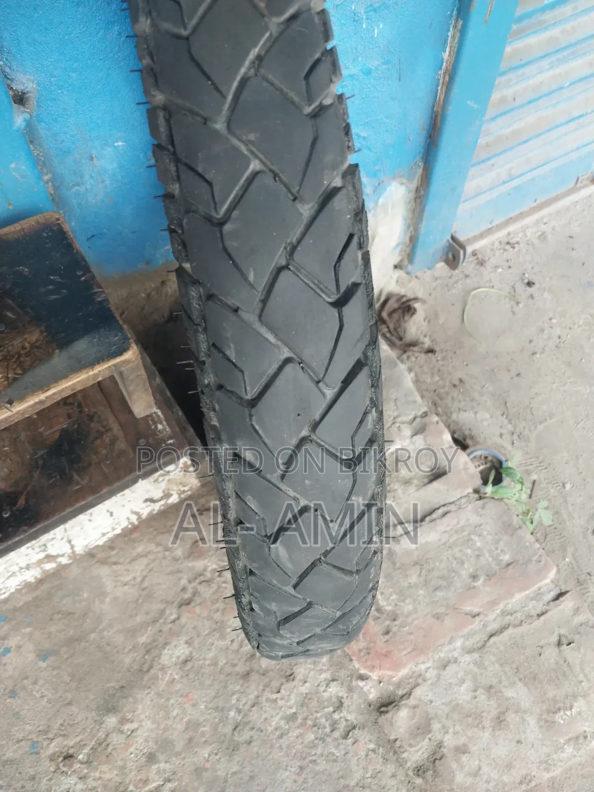300-17 Tubeless Tyre