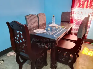 ডাইনিং টেবিল