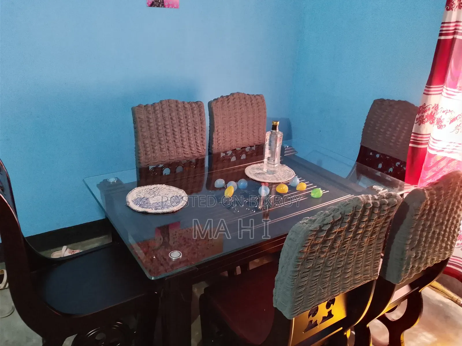 ডাইনিং টেবিল