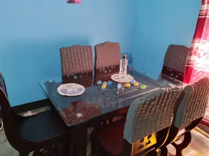ডাইনিং টেবিল