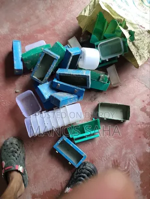 কবুতরের খাঁচা ও খাবার পট