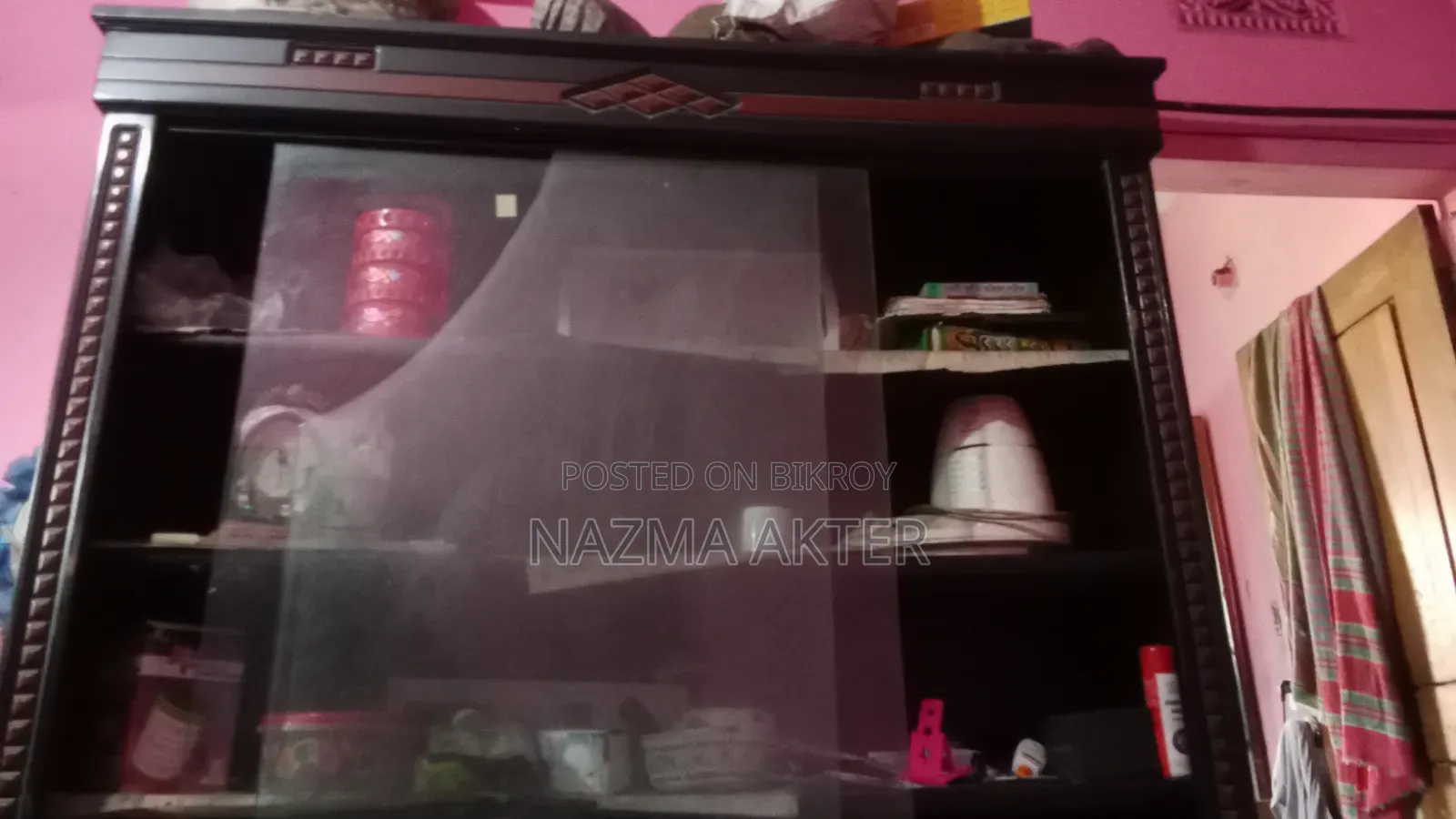 পুরোনো শোকেস বিক্রয়ের জন্য