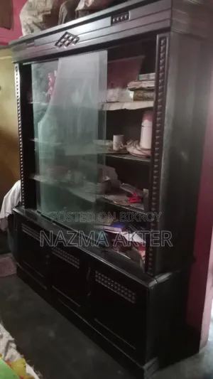 পুরোনো শোকেস বিক্রয়ের জন্য