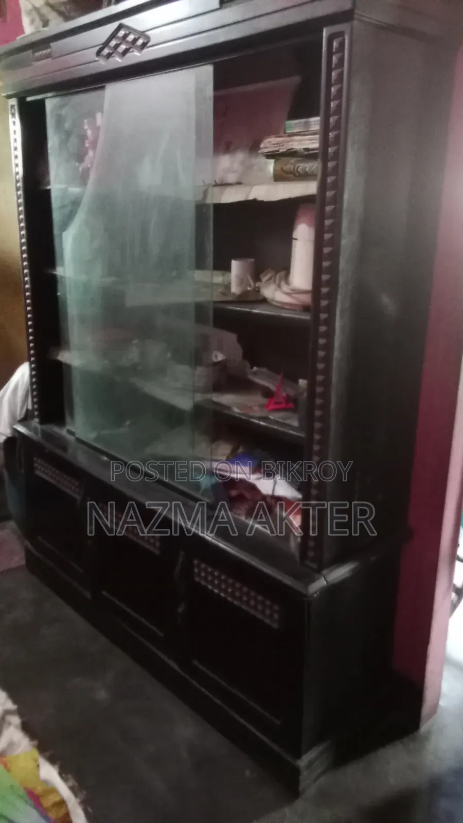 পুরোনো শোকেস বিক্রয়ের জন্য