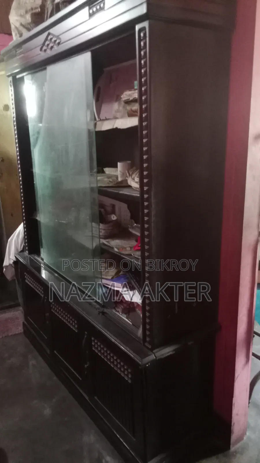 পুরোনো শোকেস বিক্রয়ের জন্য