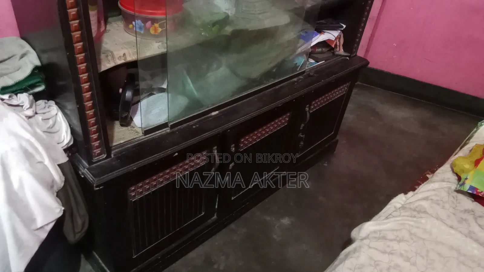 পুরোনো শোকেস বিক্রয়ের জন্য