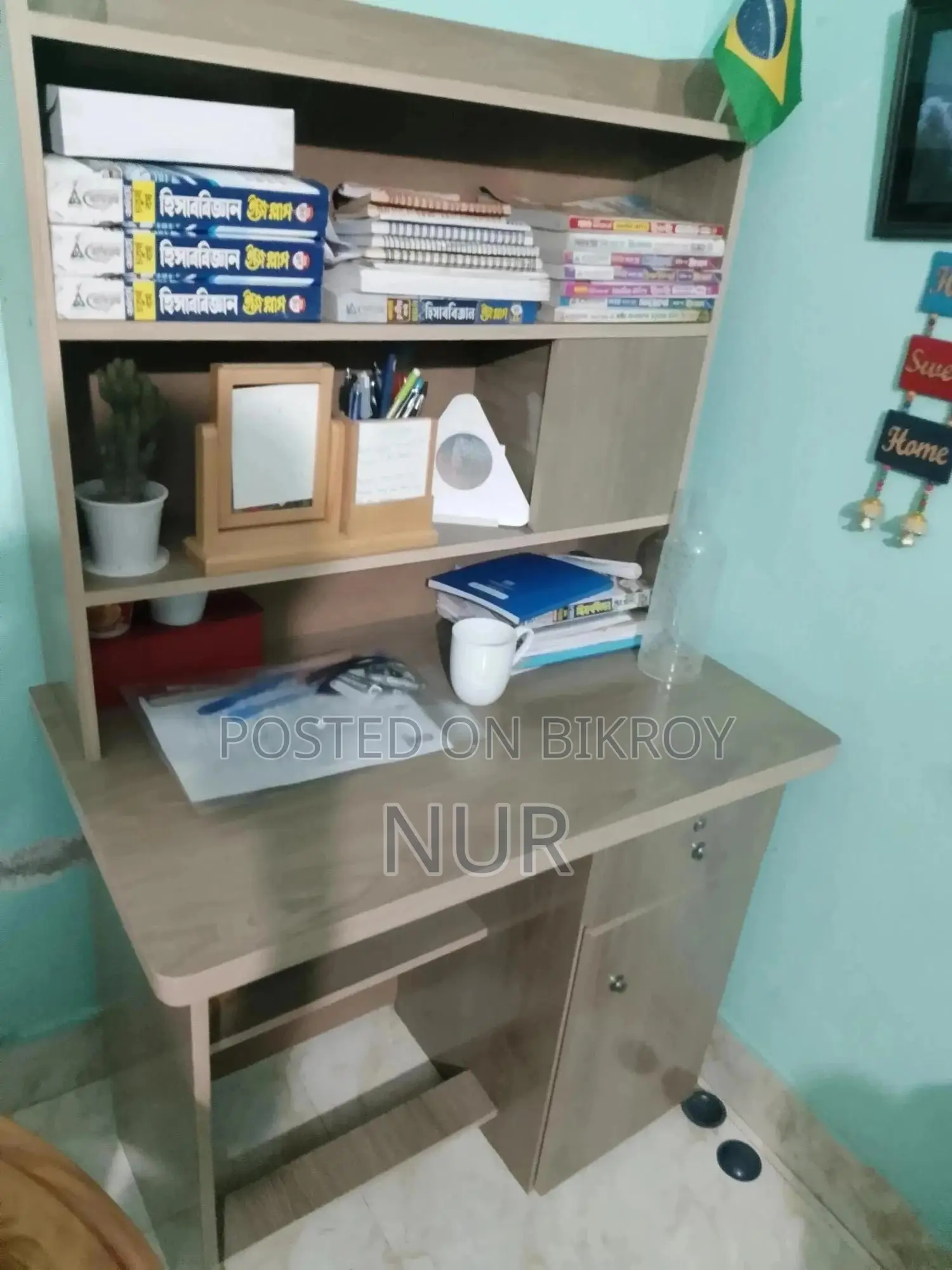 একটি পড়ার টেবিল, একটি মিনি শোকেস, অরজিনাল পারটেক্স ফার্নিচারের