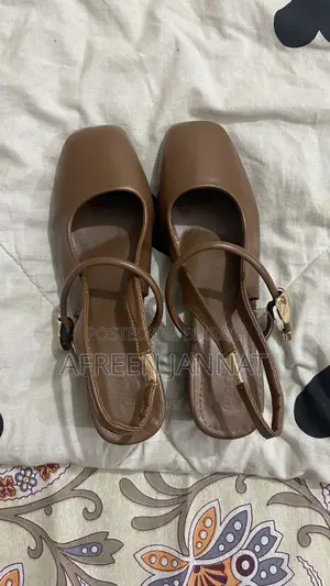 ব্র্যান্ড নতুন জুতো বিক্রি হচ্ছে