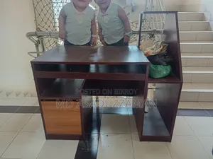 কম্পিউটার বা স্টাডি টেবিল