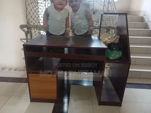 কম্পিউটার বা স্টাডি টেবিল