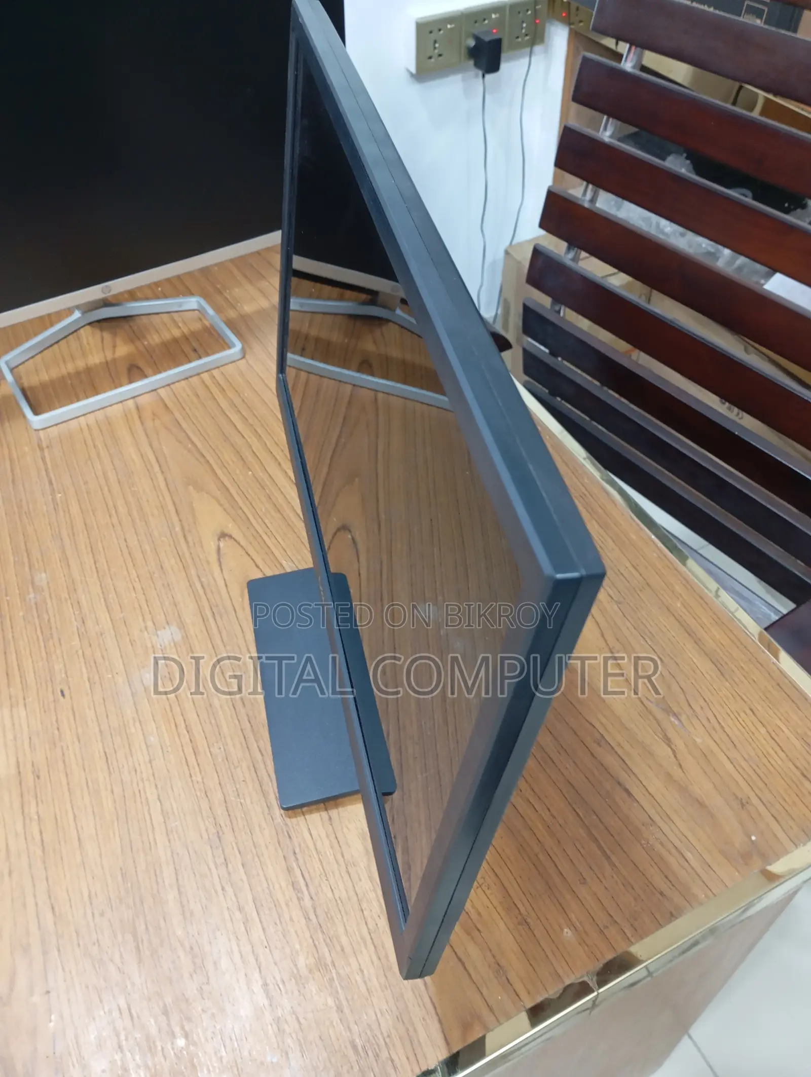 ডেল ১৮.৫ ইঞ্চি ফ্রেশ কন্ডিশন ব্যবহৃত মনিটর