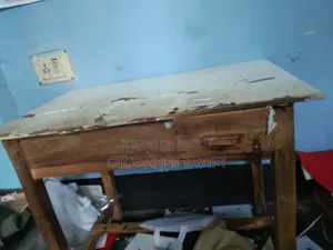 একটি পড়ার টেবিল বিক্রি হবে