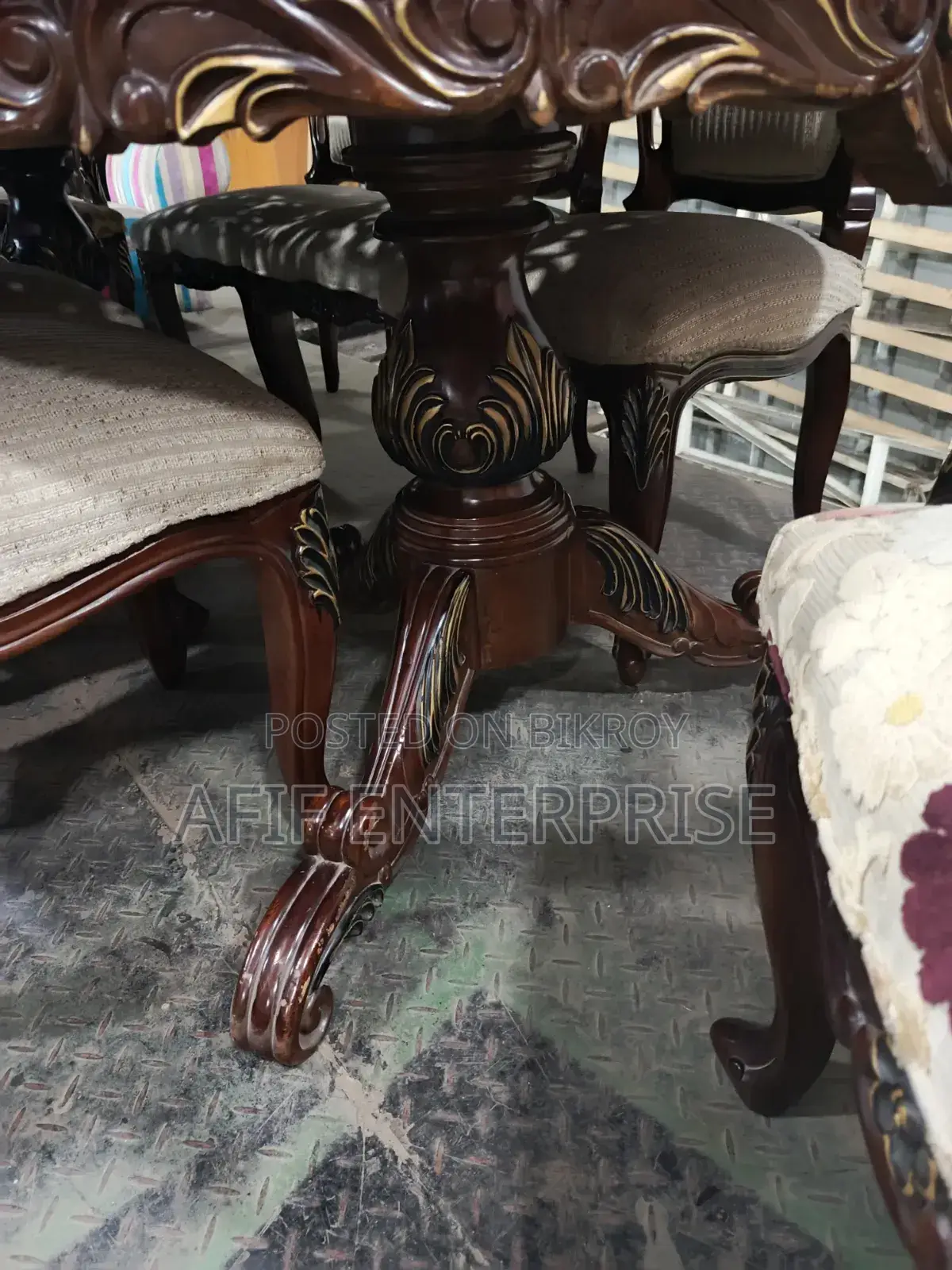 লেগ্যাসি ডাইনিং টেবিল