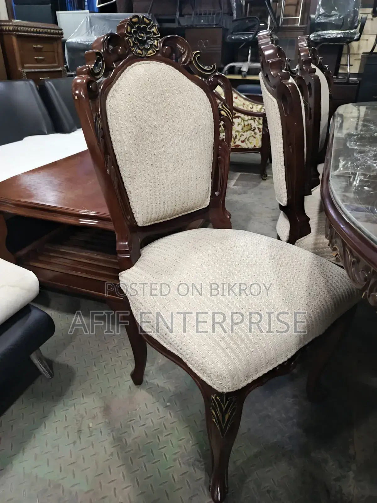 লেগ্যাসি ডাইনিং টেবিল