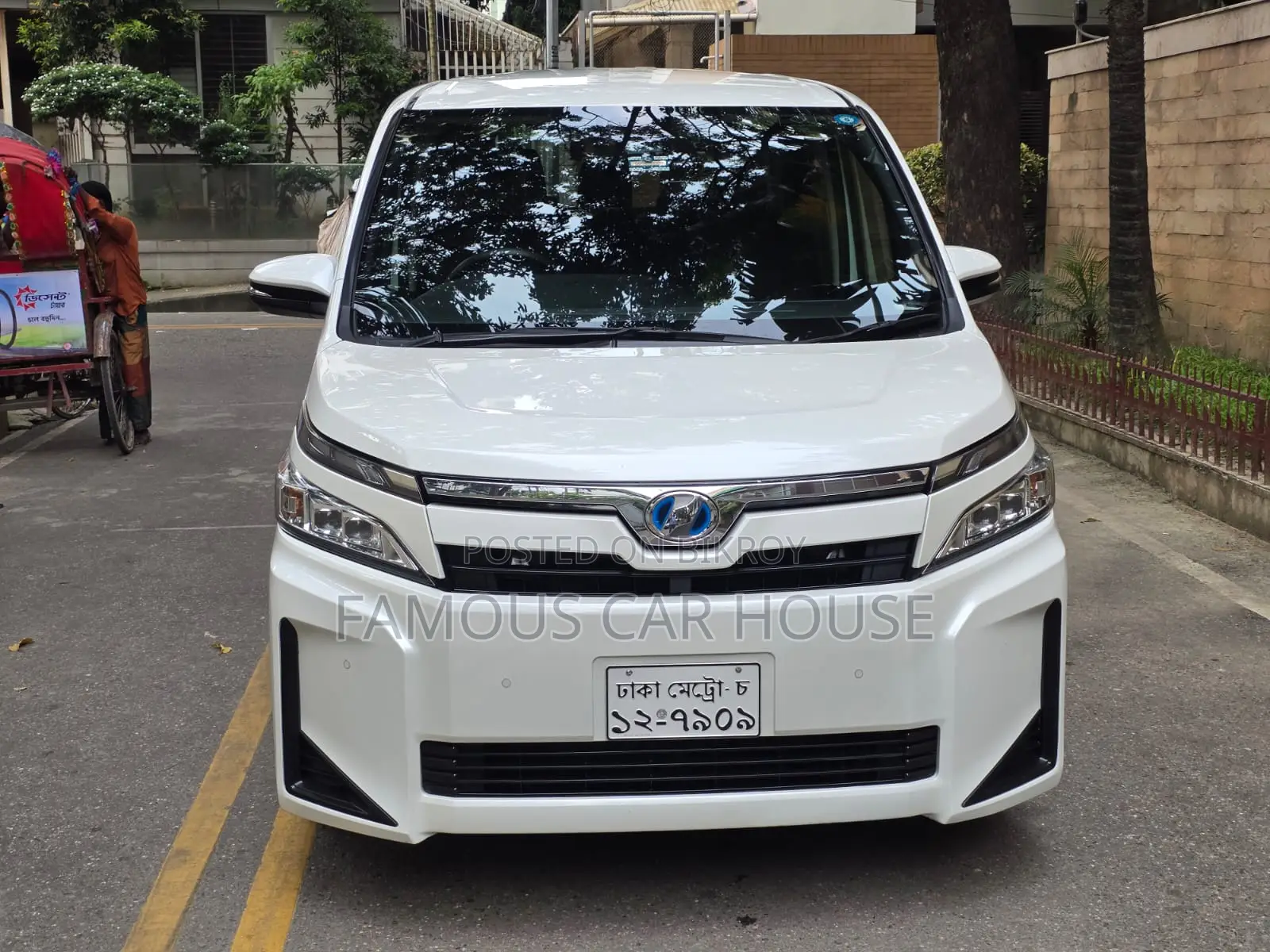 Toyota Voxy Hybrid V 2WD 7-Seater 2019 Pearl