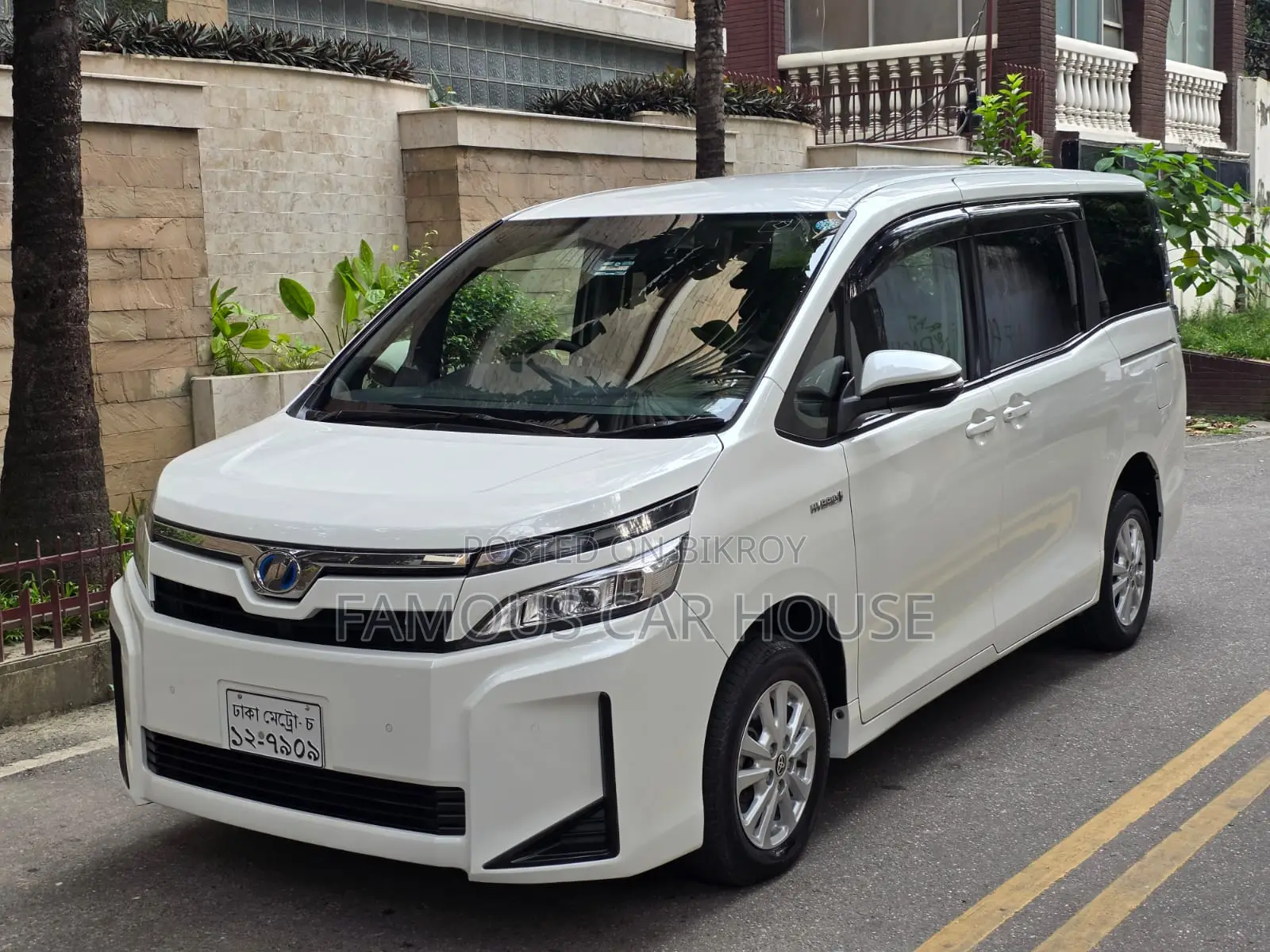 Toyota Voxy Hybrid V 2WD 7-Seater 2019 Pearl
