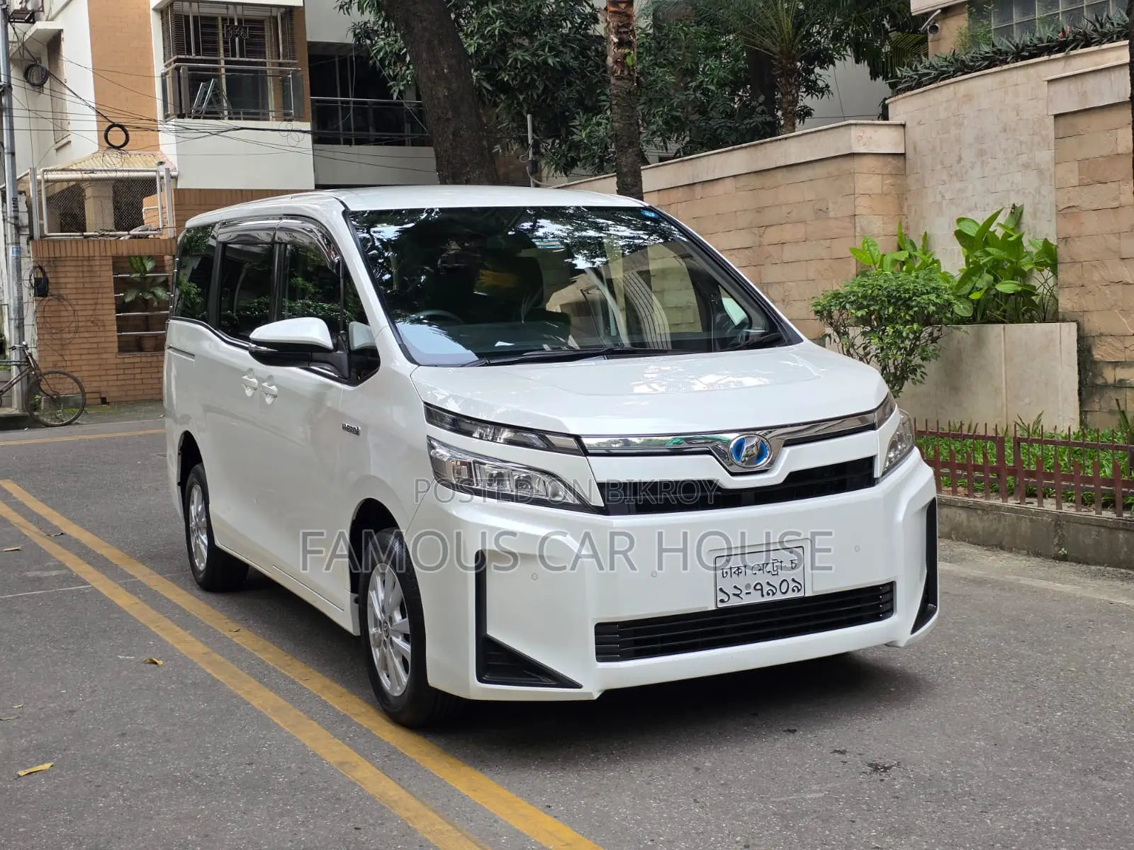 Toyota Voxy Hybrid V 2WD 7-Seater 2019 Pearl