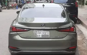Lexus ES 300H Luxury FWD 2019 Green