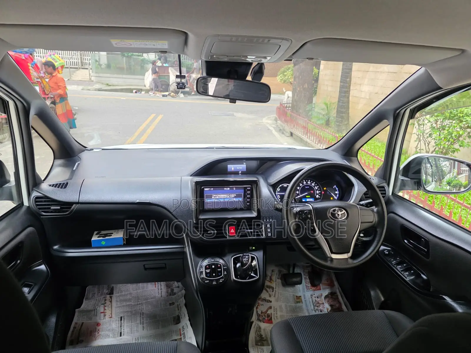 Toyota Voxy Hybrid V 2WD 7-Seater 2019 Pearl