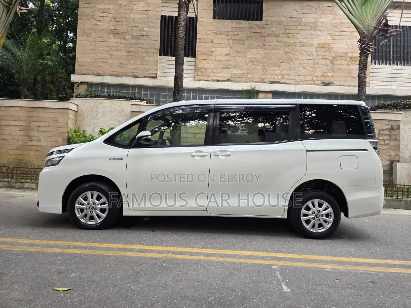 Toyota Voxy Hybrid V 2WD 7-Seater 2019 Pearl