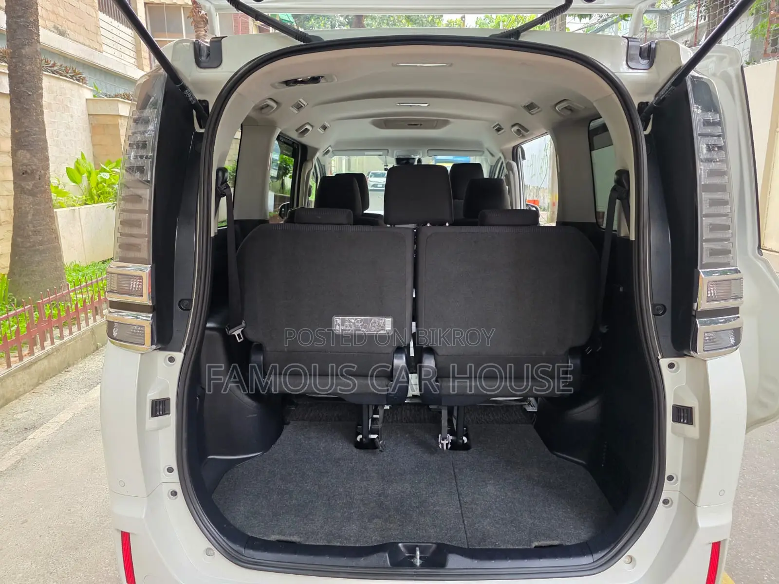 Toyota Voxy Hybrid V 2WD 7-Seater 2019 Pearl