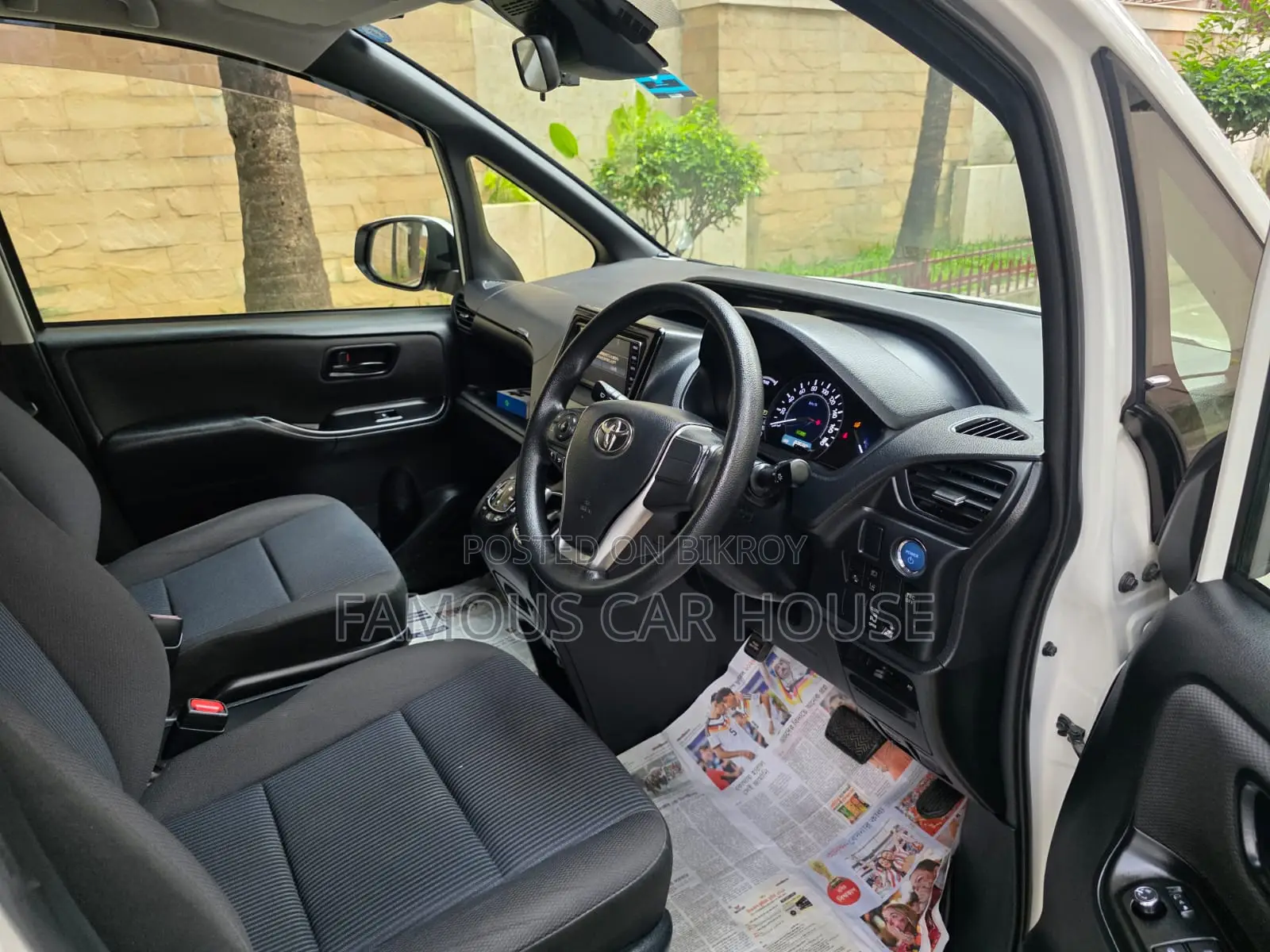 Toyota Voxy Hybrid V 2WD 7-Seater 2019 Pearl