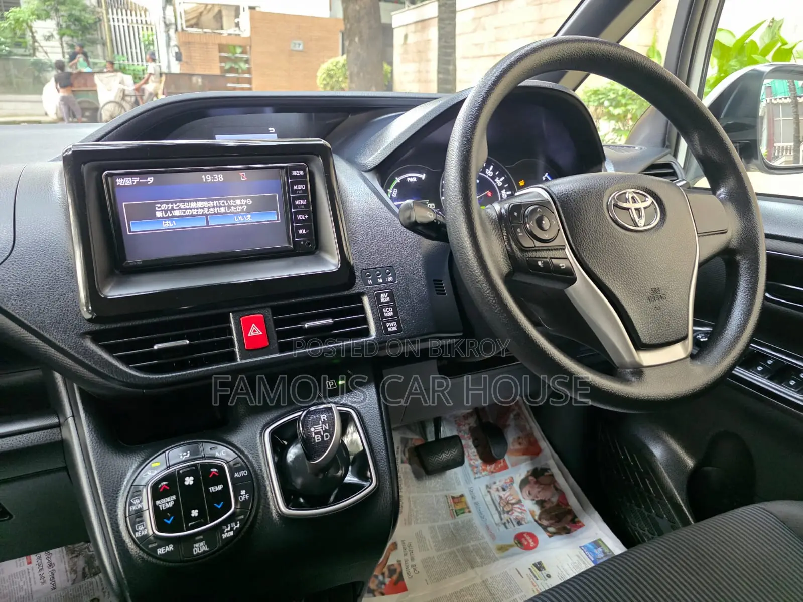Toyota Voxy Hybrid V 2WD 7-Seater 2019 Pearl