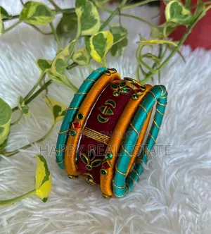 স্টাইলিশ হ্যান্ডমেড চুড়ি