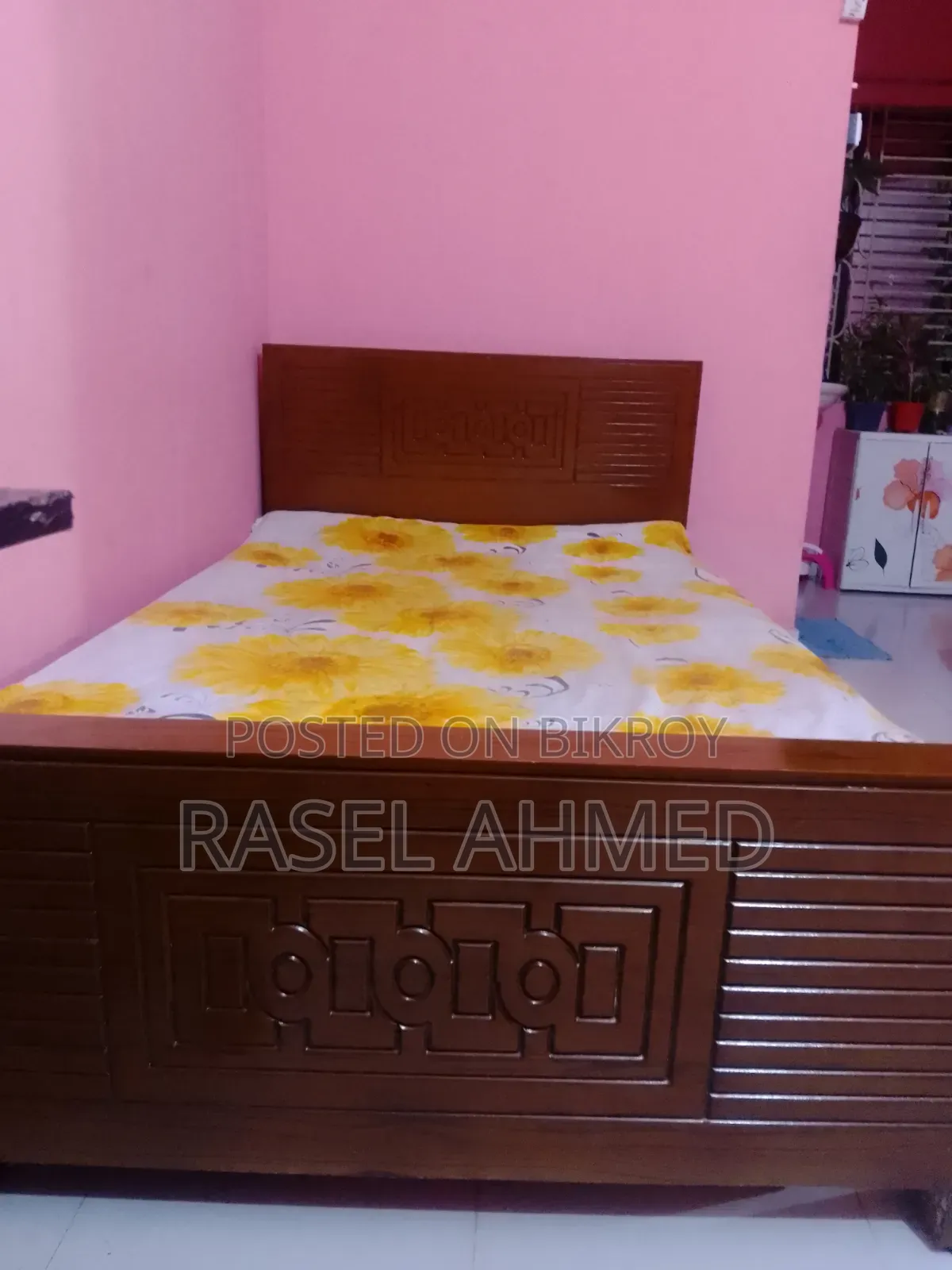 A beautifully designed 4/7 feet bed is for sale at a low price.