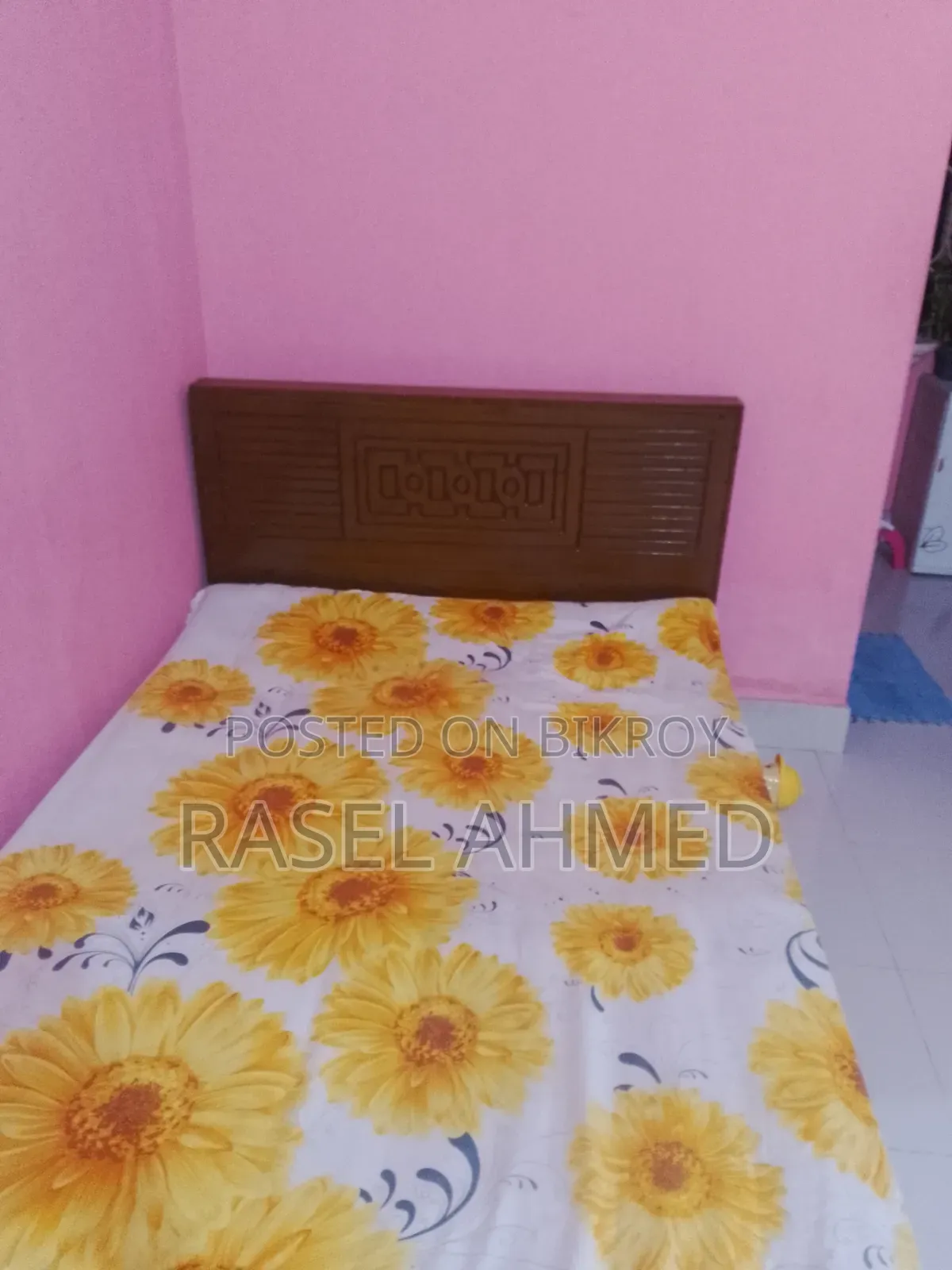 A beautifully designed 4/7 feet bed is for sale at a low price.