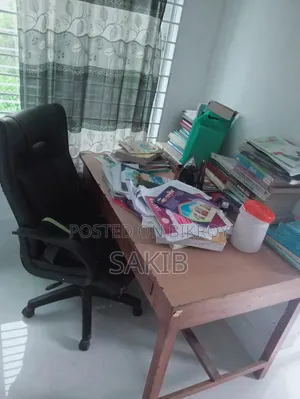 শিক্ষার্থীদের পড়ার জন্য ভালো মানের কাঠের টেবিল