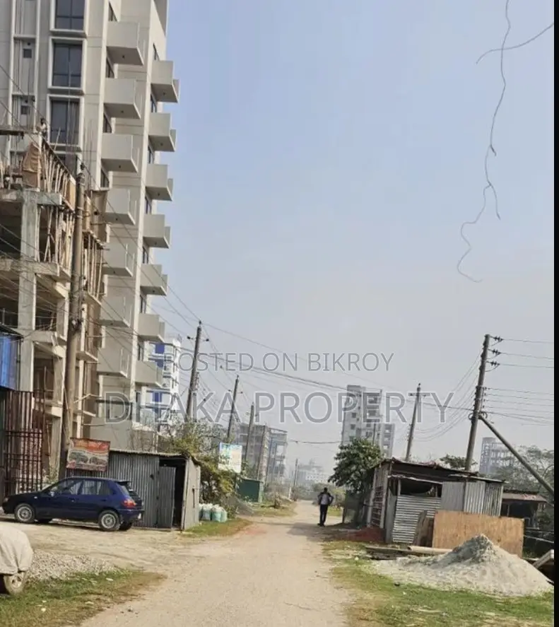 30ft Road 3 Katha Park North at Sector-16/H
