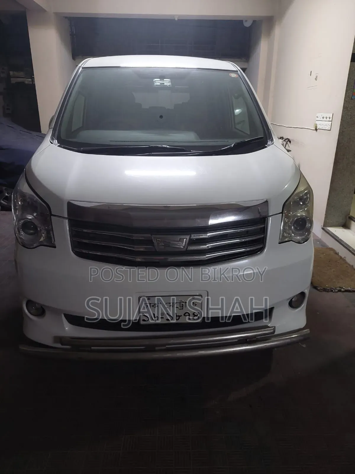 Toyota Noah 2.0 158hp AWD (8 Seater) 2012 Pearl